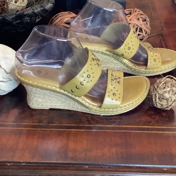 NUTURE SAGE GREEN LEATHER WEDGE HEEL SANDALS SIZE 9.5 - Picture 2 of 6